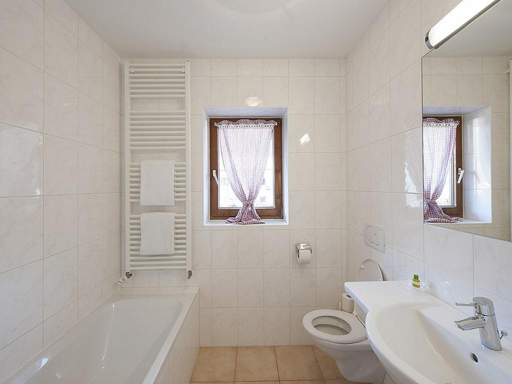 Hotel Garni Bernhard Am See Walchsee Room photo